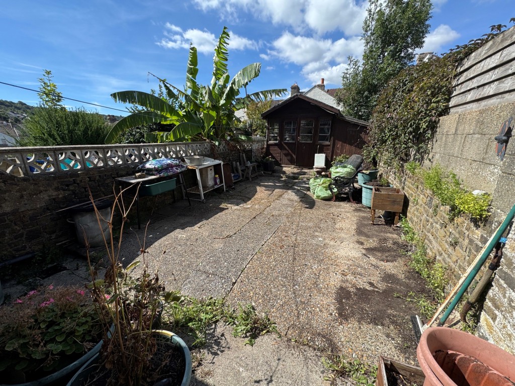 Lot: 185 - TERRACE HOUSE FOR IMPROVEMENT - Rear garden